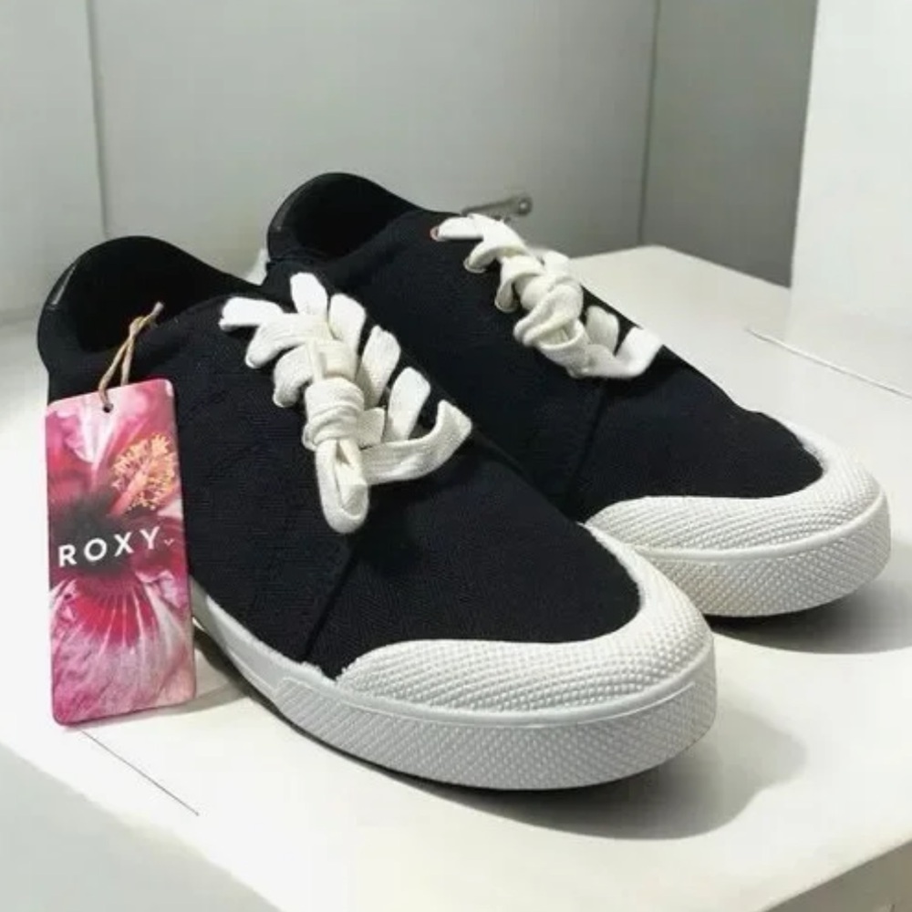 NWT! Roxy Pierview Black Canvas Lace Up Low Top Cushion Sneaker Size 8 No Box